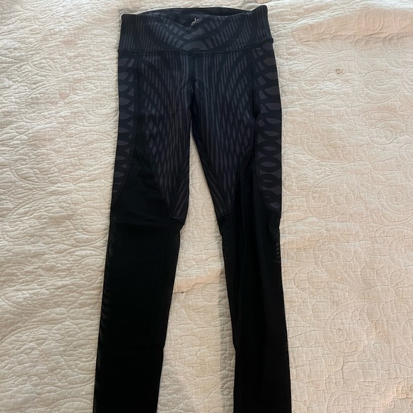 Alo Yoga Motion Mesh Leggings - Picture 3 of 3